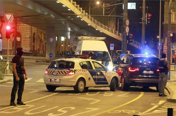 Rendőröket fogott el a TEK Budapesten