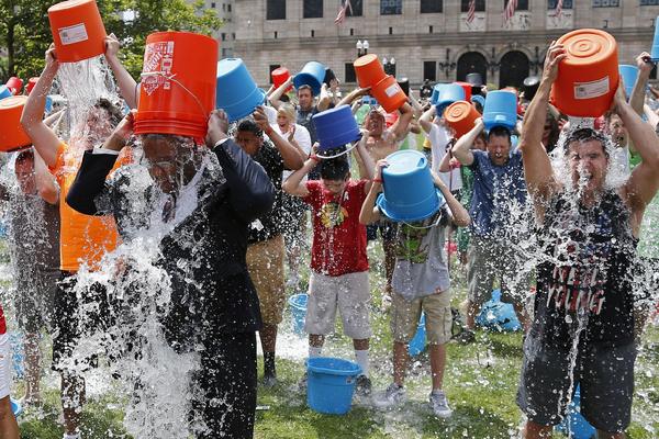 Ice Bucket Challenge - 100 millió dollár gyűlt össze eddig