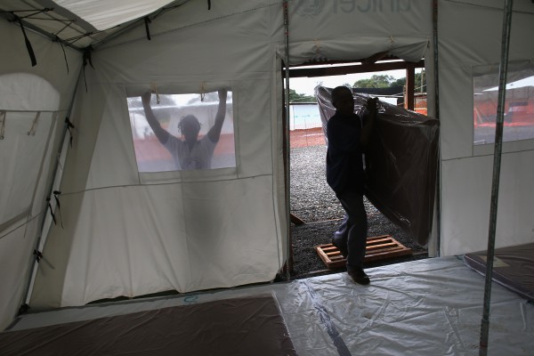 Orvosok Határok Náélkül így állították fel a sátrat, amely 120 férőhelyes. Nagy küzdelem ez!