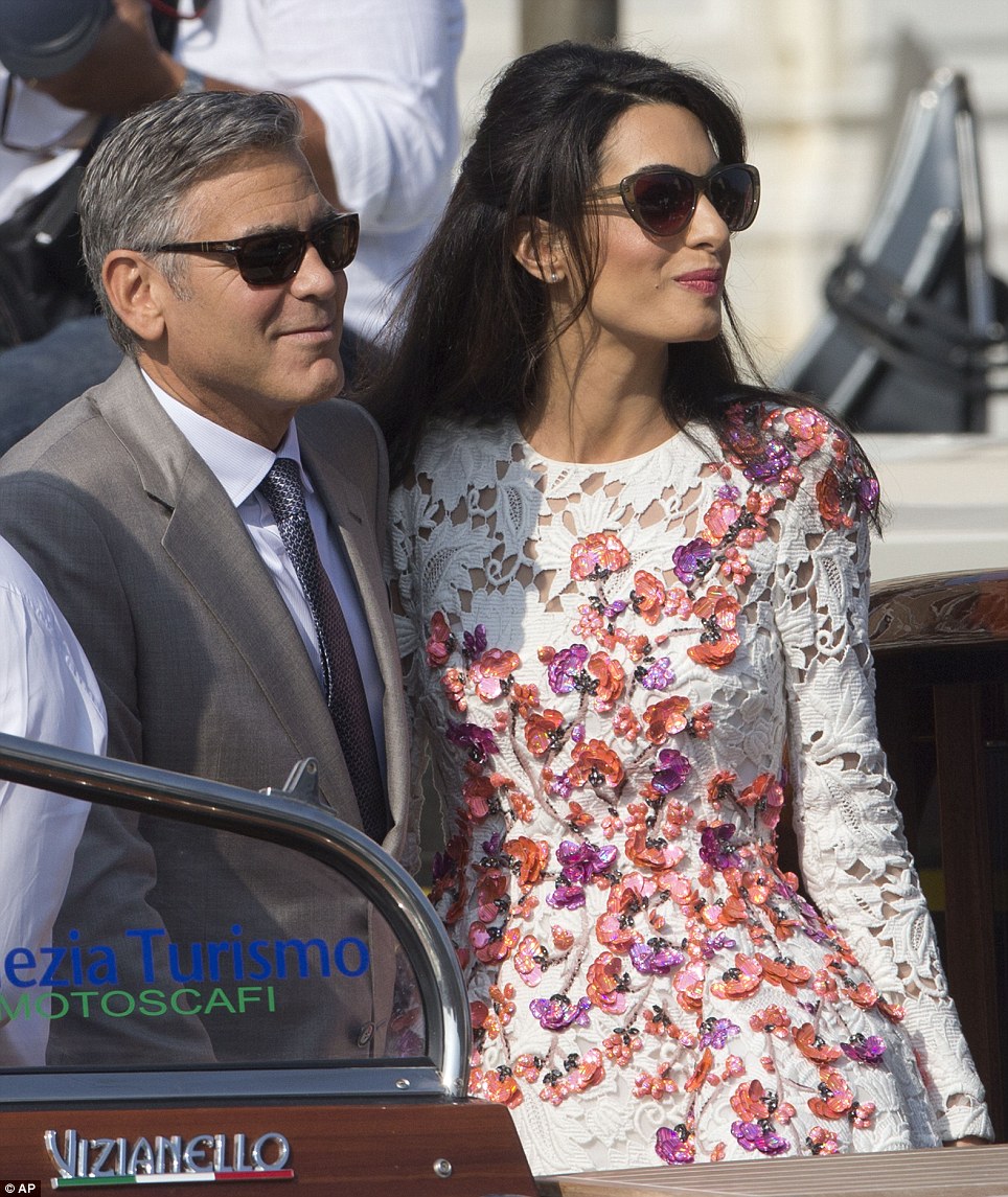 Az ifjú házaspár első megjelenése: George Clooney és felesége Velencében - videó
