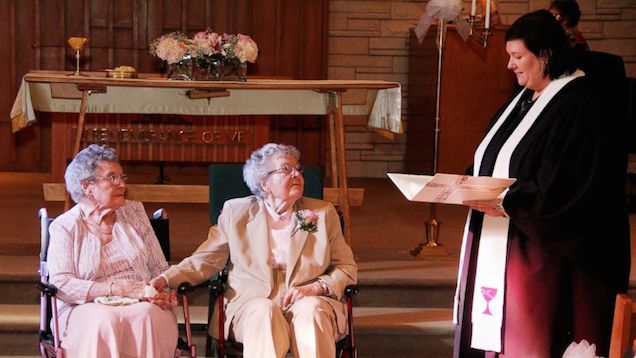 Két 90 éves néni kötött házasságot