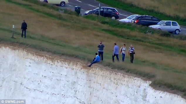 Britannia legmagasabb és omladozó mészkősziklafalán ültek láblógatva – fotók és videó