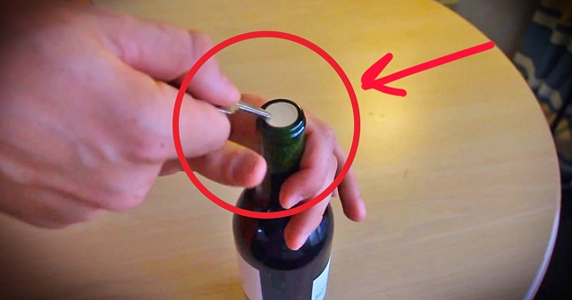 Így lehet kinyitni egy üveg bort, ha nincs dugóhúzónk! - videó