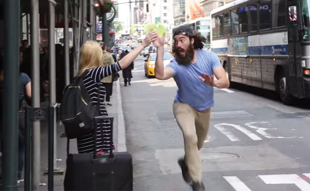 Csapj bele! - vicces videó, a férfi lepacsizott a taxira várakozó emberekkel