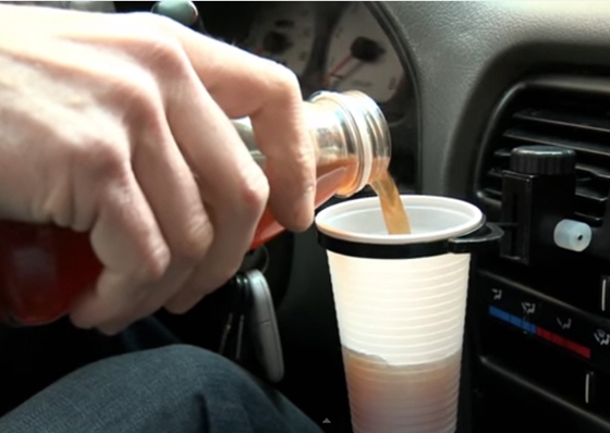 Magyar férfi találta fel a kilöttyenésmentes autós pohártartót! – videó