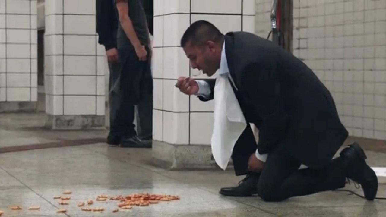 A metró peron padlójáról eszik egy öltönyös úriember – videó