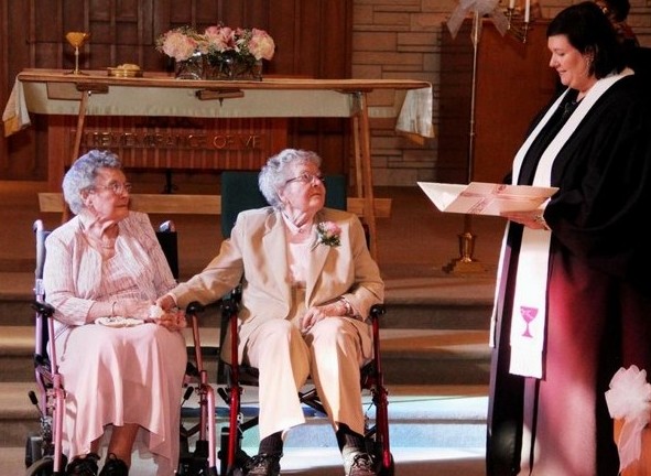 A leszbikus pár 72 év után házasodott össze  