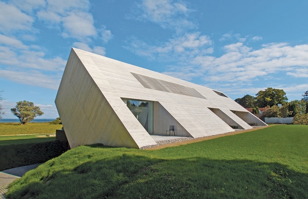 minimalist-home-unique-interpretation-gabled-roof-1-back-thumb-630xauto-34635 (1)