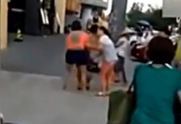 Így tépte le az utcán férje szeretőjéről a ruhát a bedühödött feleség! – videó 18+