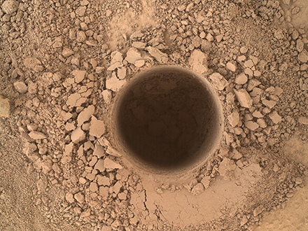 A Curiosity marsjáró elvégezte az első mintavételt a Sharp-hegy anyagából