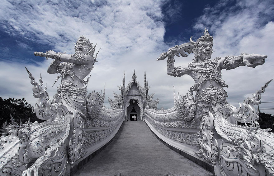 Thaiföld Fehér Temploma úgy fest, mintha egyenesen a mennyországból érkezett volna