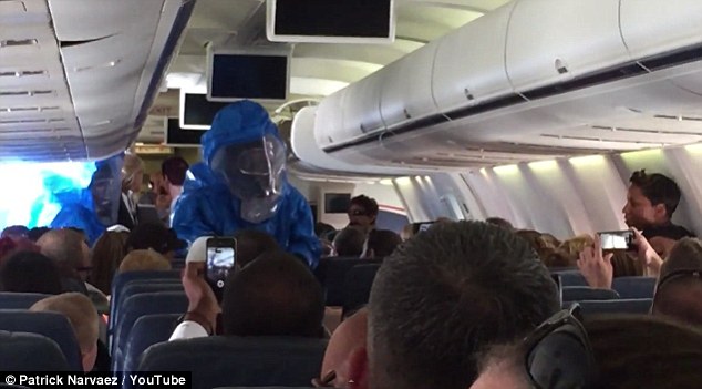 Sokkoló: Az utas azzal viccelt, hogy ebolás - négy védőruhába öltözött tiszt szállította le a gépről - videó