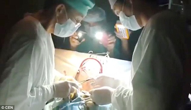 Mobillal világítottak a sebészek a nyitott szívműtét során, mert elment az áram! - videó