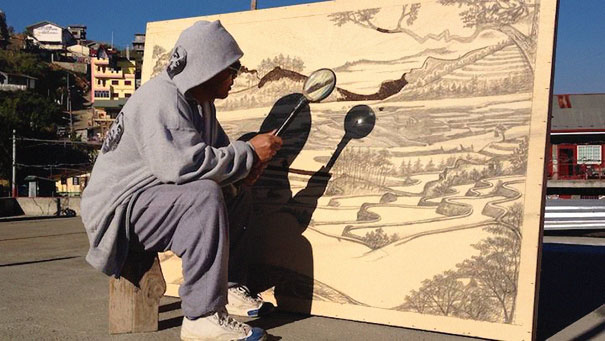 A Nap segítségével égeti rajzait fatáblákra a művész – elképesztő képek
