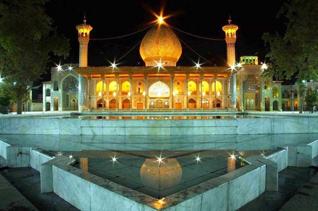 Csodás iráni mecset a Shah-e Cheragh, amely milliónyi mozaikba burkolózott - videó