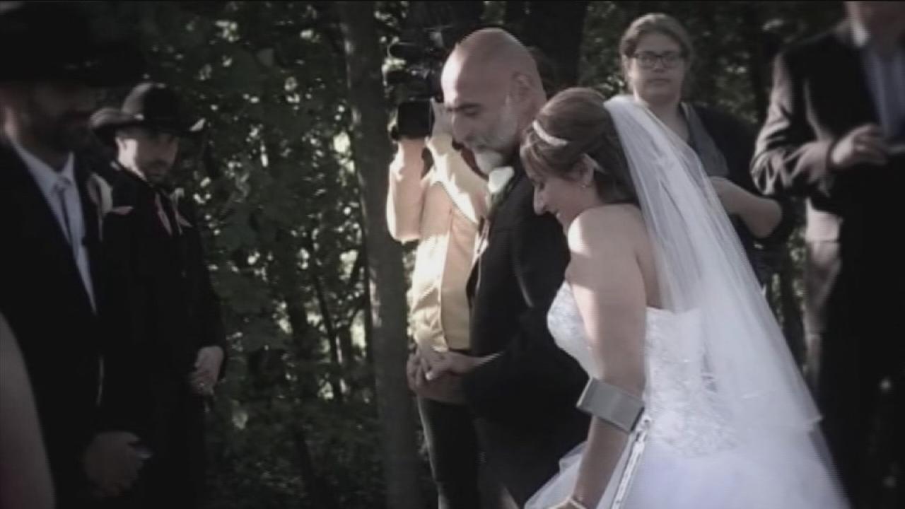 A lebénult menyasszony saját lábán sétált az oltárhoz! – megható videó