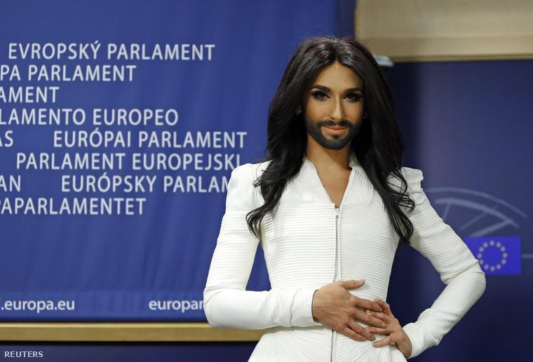 Conchita Wurst üzent a magyar politikusoknak 