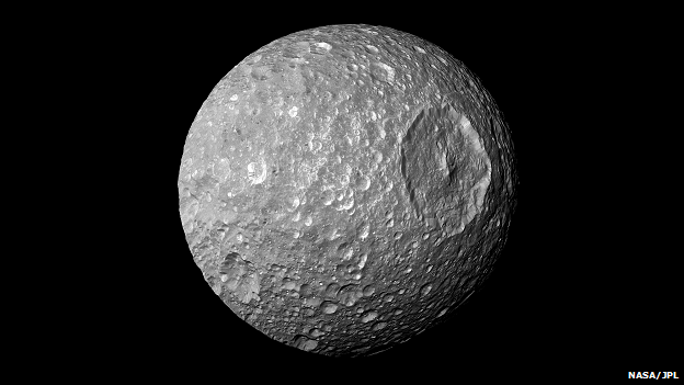 Az eddig véltnél jóval egzotikusabb belső szerkezete lehet a Szaturnusz egyik holdjának