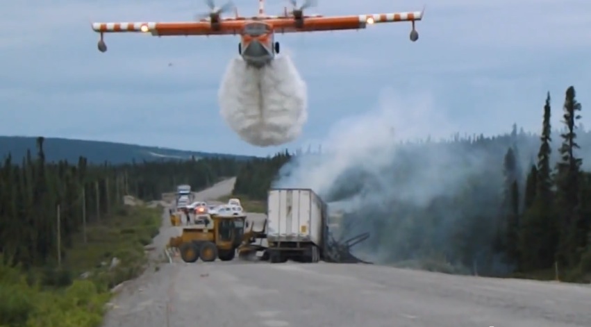 A világ legnagyobb vízbombája? Hihetetlen felvétel a kanadai vadonban való tűzoltásáról