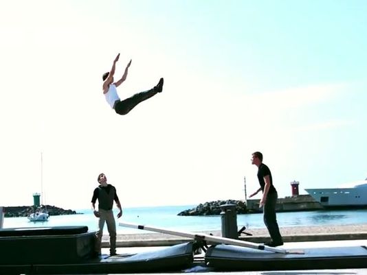 Ettől te is hátast dobsz - mikor az akrobaták az utcán gyakorolnak (videó)