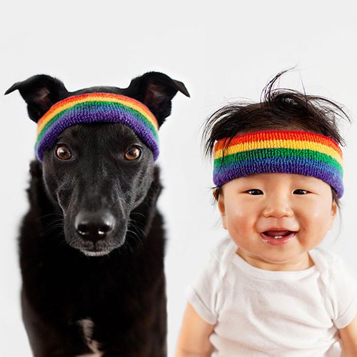 Imádni való kis barátok - egyenjelmezes képek egy babáról és a kutyusáról 