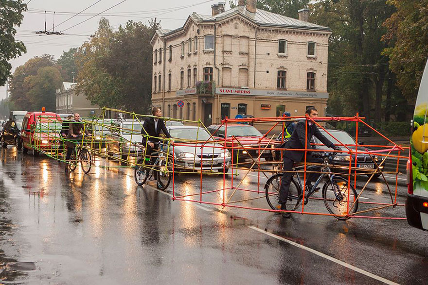 Litván kerékpárosok megmutatták, mennyi helyet spórol egy bicajos