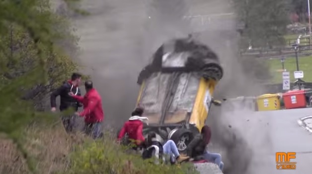 Így éltek túl a nézők, mikor közéjük repült egy autó a rallyn! - döbbenetes videó