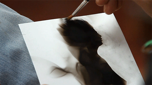 Videó! Korommal és lángokkal alkot a különleges festő