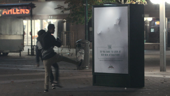 Videó! Egy svéd vidámpark ijesztgetős plakáttal állt elő