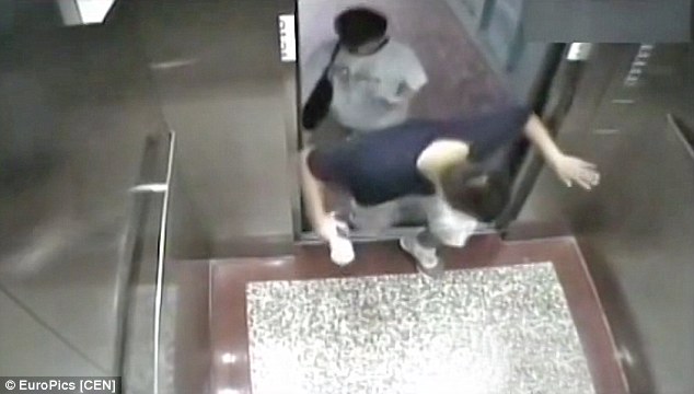 Lift ölt embert egy kínai egyetemen – sokkoló videó