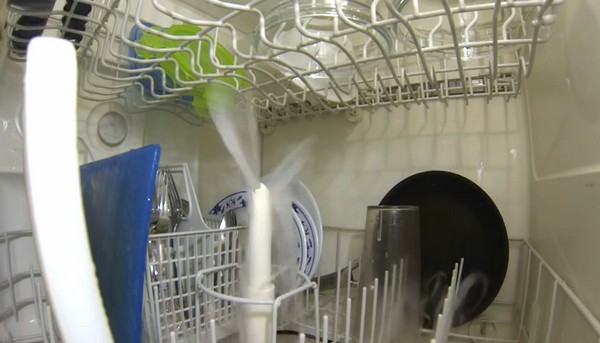 Ilyen egy mosógatógép működés közben belül- videó