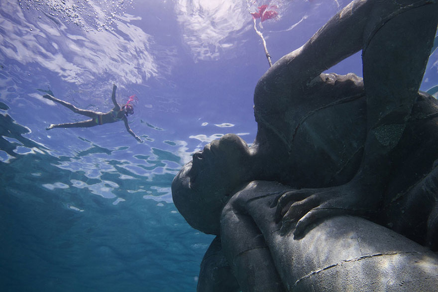 ocean-atlas-bahamas-underwater-sculpture-jason-decaires-taylor-2 (1)