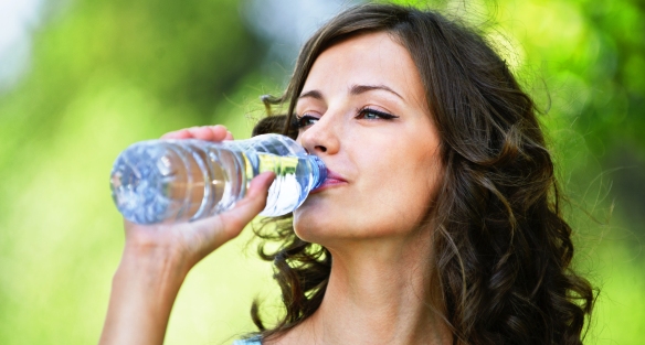 Ha csak palackozott vizet iszol, ez történik majd a szervezetedben