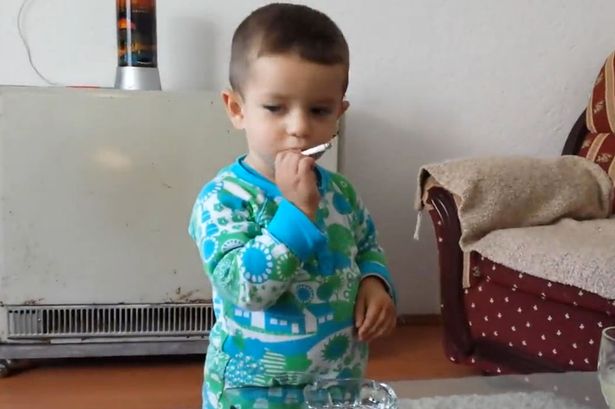 A 2 éves kisfiút így tanítják szülei cigizni! – videó 18+