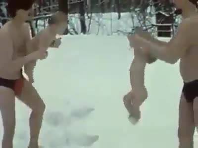 Így dobálják levegőbe a meztelen babákat a hóban! –videó