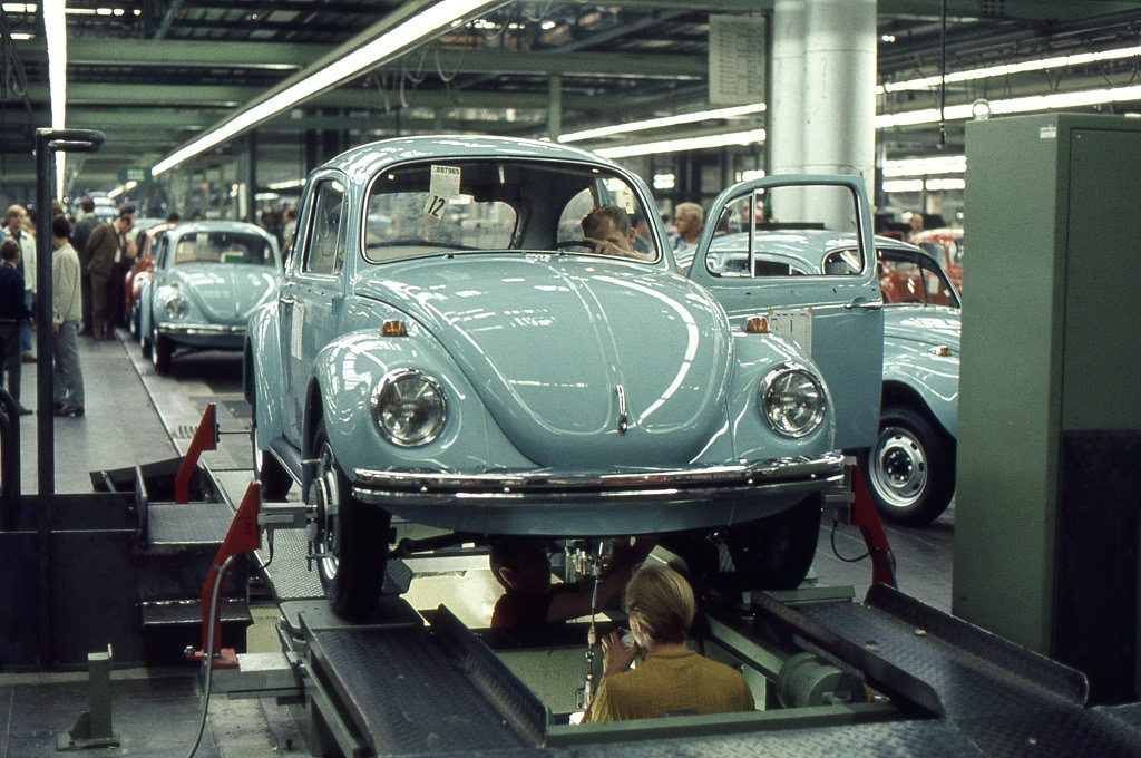 Így gyártották a Volkswagen Bogarat Wolfsburgban