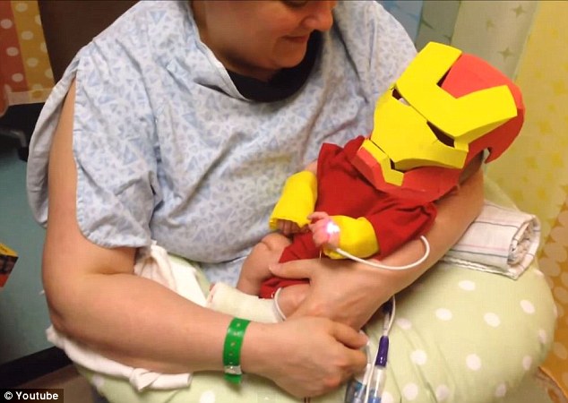 Az apuka Iron Man jelmezt készített koraszülött kisfiának, hogy bátorítsa őt