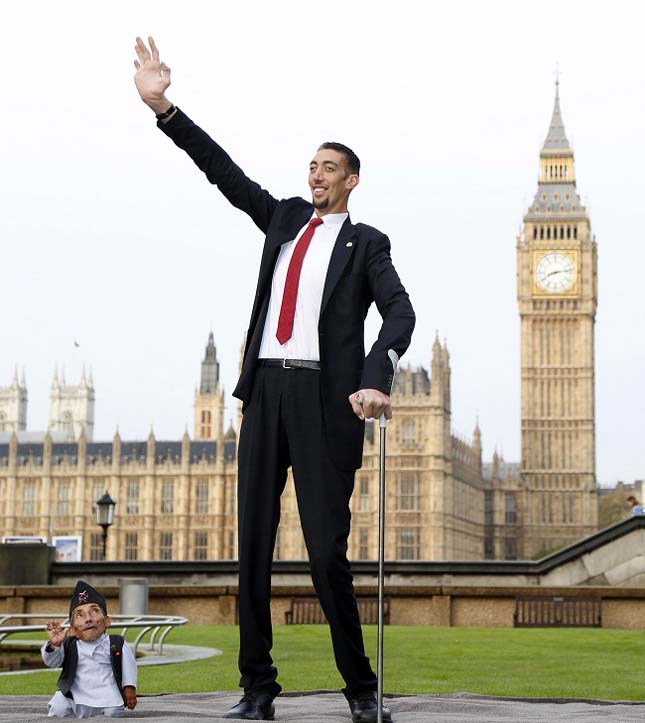 World's Tallest And Shortest Men Meet For Guinness World Records