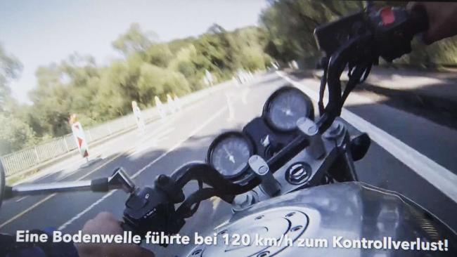 Ilyen egy közveszélyes motoros ámokfutása! - elrettentő videó