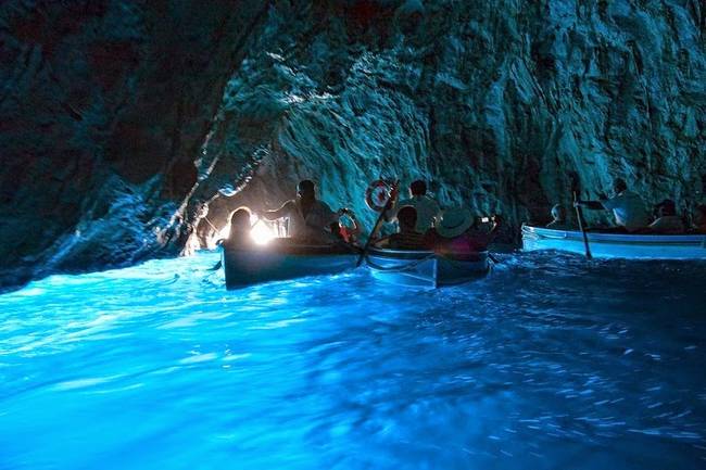 Kéken izzik a barlang Capri szigetén