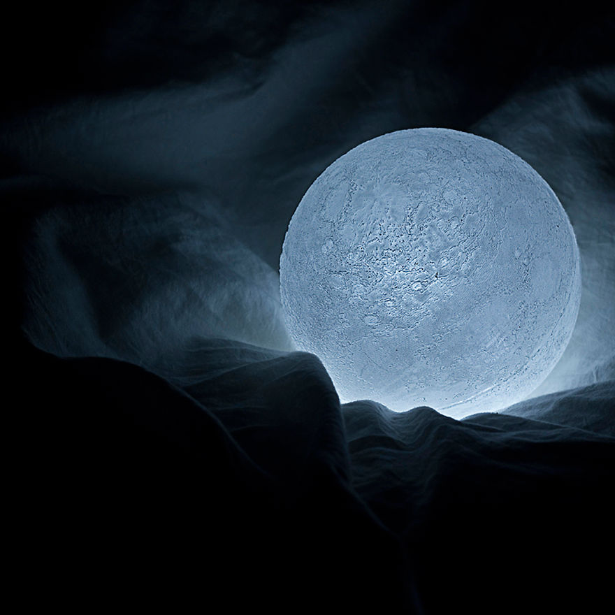 Totally-Accurate-LED-Lamp-Mimics-The-Moon1__880