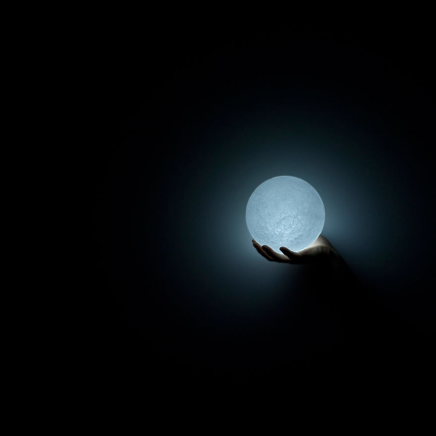 Totally-Accurate-LED-Lamp-Mimics-The-Moon3__880