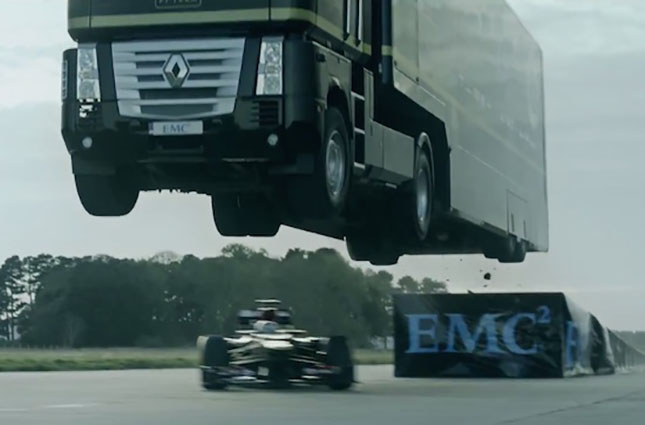 Kamionnal ugrattak az F1-es autó felett – videó
