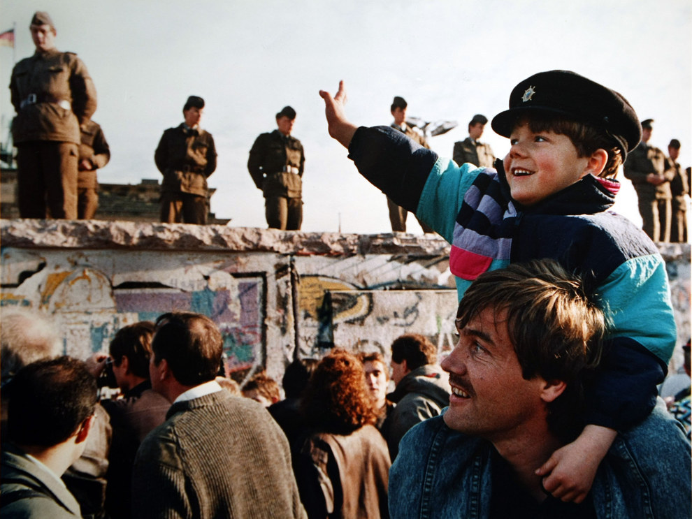Így ünnepelték 25 éve a berlini fal leomlását! – történelmi fotók