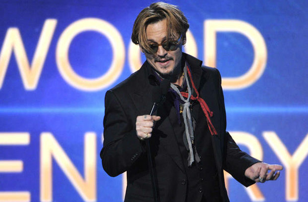 Így dülöngélt részegen Johnny Depp a színpadon egy díjátadón! – videó