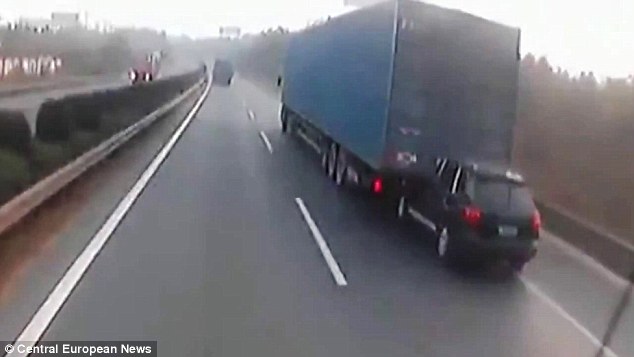 10 km-en keresztül nem vette észre a kamionos, hogy egy Porsche akadt fenn a vontatóján - videó