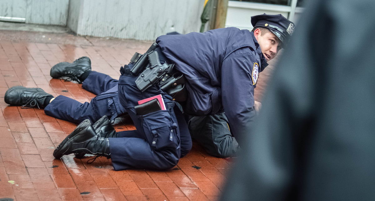 New York: viccből rendőröket fotózott, erre befigyelt egy brutális rajtaütés - +18 fotók