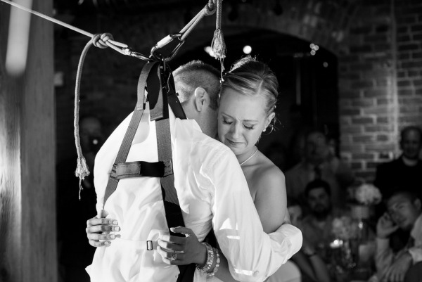 Esküvője napján felállt a tolószékből a lebénult tengerészgyalogos – megható videó