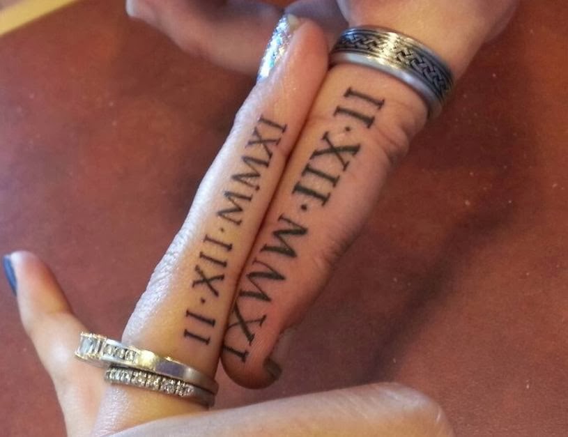 Jegygyűrűt tetováltatnak a friss házasok