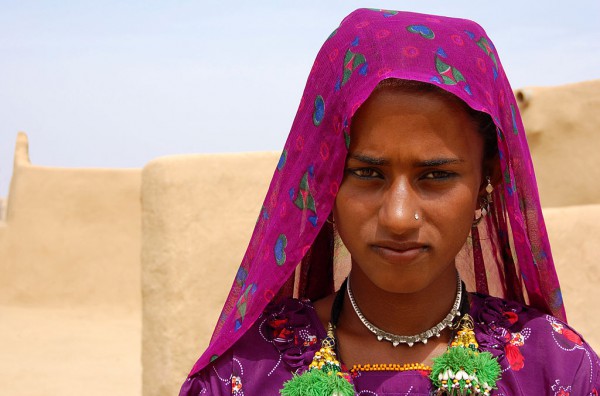 1024px-Young_muslim_woman_in_the_Thar_desert_near_Jaisalmer_India